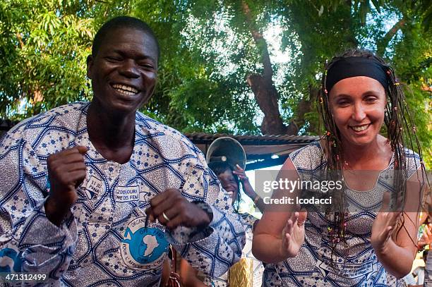 ブラックとホワイトの人々 - 西アフリカ マリ共和国 ストックフォトと画像