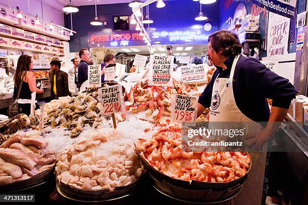 pike place fish vendor - pike place fish market stock pictures, royalty-free photos & images