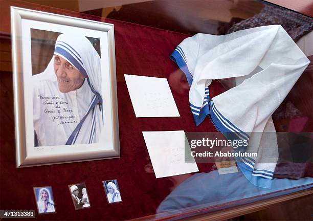 madre teresa fotos y su sari - madre teresa fotografías e imágenes de stock