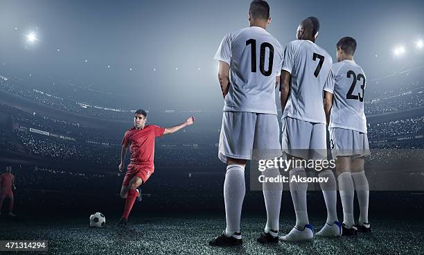 fußball spieler treten kugel im stadion - shooting at goal stock-fotos und bilder