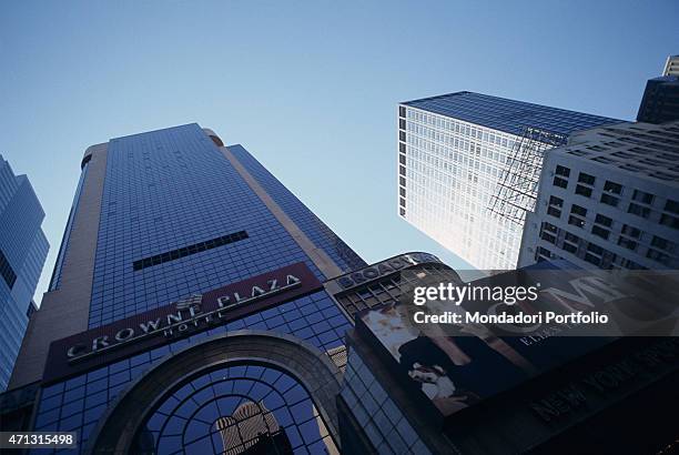 Foresightening view from below of the Crowne Plaza Hotel in the surroundings of Times Square. New York, 1990s