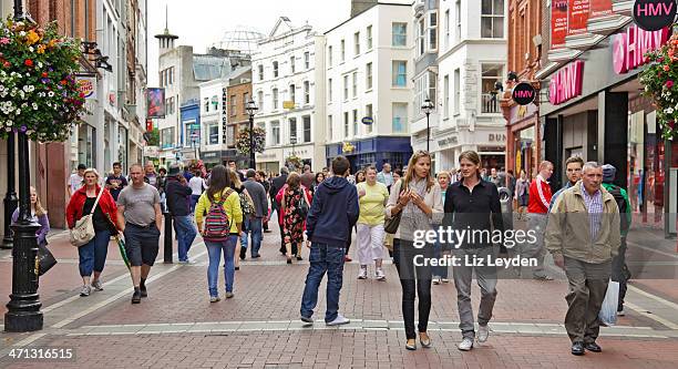 shoppers in grafton street, dublin, ireland - grafton street stockfoto's en -beelden