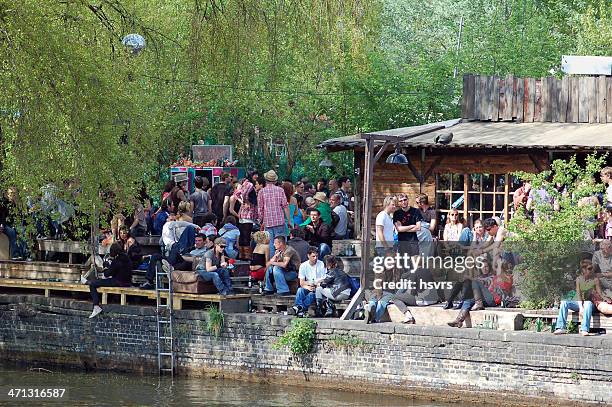 berlín juventud sentado en graffiti lugar en río spree (alemania - friedrichshain fotografías e imágenes de stock