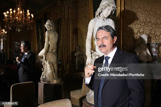 The actor Massimo Dapporto being photo shooted while smoking at Palazzo Pretorio, the town hall of Palermo and set for the TV film Giovanni Falcone,...