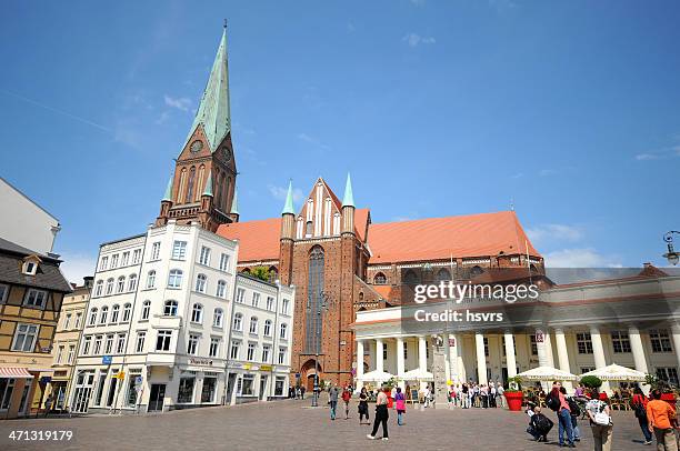 touristen fuß auf den markt in schwerin city - schwerin stock-fotos und bilder