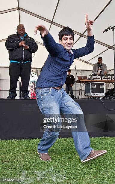 desi young man dancing in bhangra estilo; edinburgh mela - bhangra fotografías e imágenes de stock