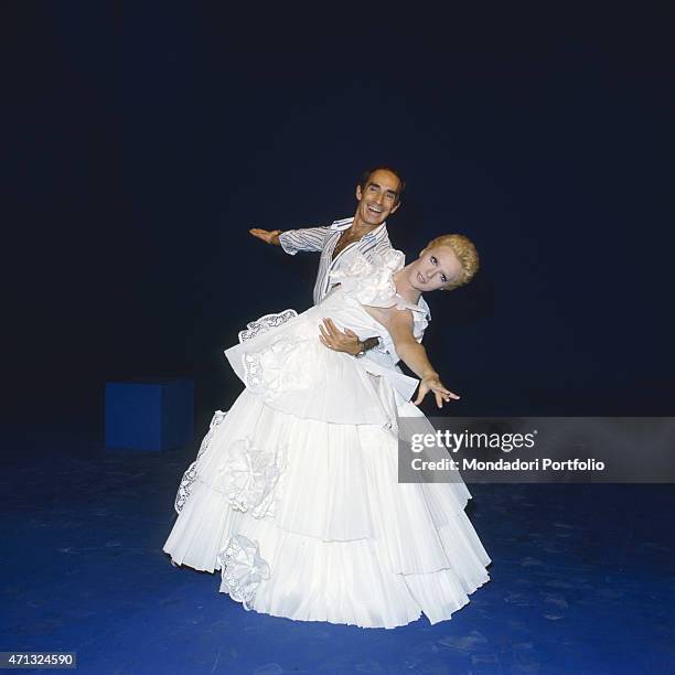 Italian showgirl Loretta Goggi and American-born Italian choreographer Don Lurio dancing at TV variety show Formula due. 1973
