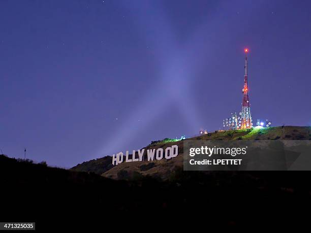 letrero de hollywood en la noche - hollywood sign at night fotografías e imágenes de stock