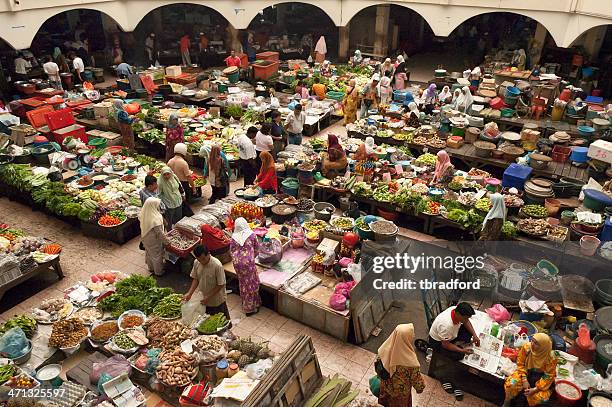 bunte überdachten markt in kota baharu, malaysia - kota bharu stock-fotos und bilder