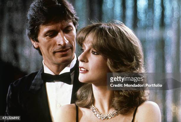 Italian actor and dancer Gianni Brezza looking at Italian showgirl Loretta Goggi in the TV variety show Hello Goggi. 1981