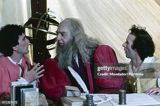 Italian actor and director Massimo Troisi talking to Italian actor Paolo Bonacelli as Leonardo Da Vinci in a scene from the film Non ci resta che...