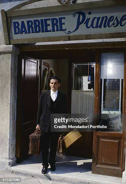 Italian actor and director Massimo as a barber acting in the... News - Getty Images