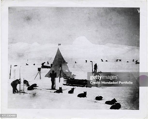 Norwegian explorer Roald Amundsen stopping with his crew during his expedition in the polar regions. Antarctica, 1911