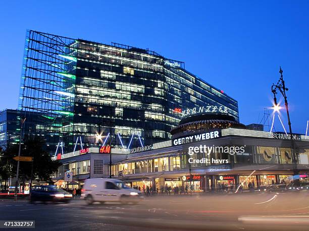 cars passing by shopping mall kranzler eck at berlin. night. - kurfürstendamm stock pictures, royalty-free photos & images