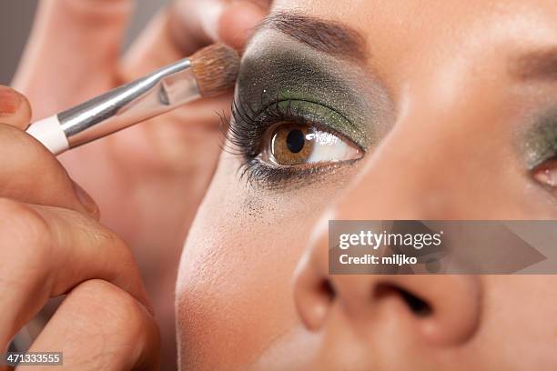 applying professional make-up - smokey oogschaduw stockfoto's en -beelden