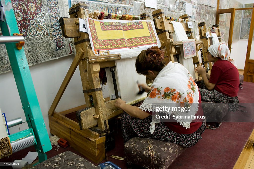 Mulheres tecelagem tapetes persas