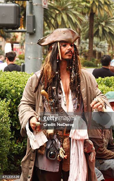 jack sparrow street performer on vegas strip - jack sparrow stock pictures, royalty-free photos & images
