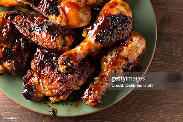 nahaufnahme, gegrilltes hühnchen - hühnchenunterschenkel stock-fotos und bilder