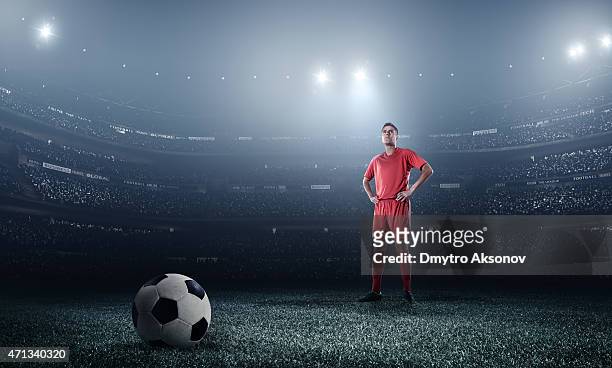 jogador de futebol rematar a bola no estádio - rematar à baliza imagens e fotografias de stock
