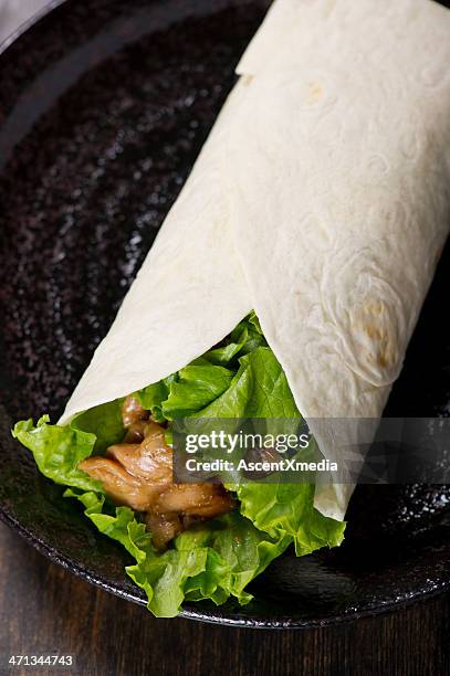 chicken wrap - chicken wrap stock-fotos und bilder