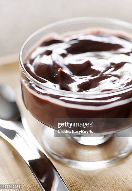 chocolate pudding dessert - chocolade mousse stockfoto's en -beelden