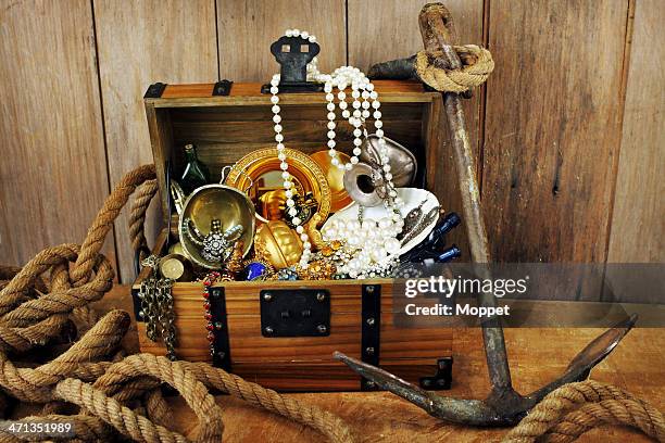 treasure chest - gold boot stockfoto's en -beelden