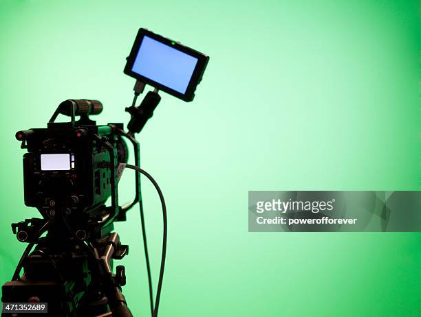cámara de televisión sobre pantalla verde de fondo - escenario cinematográfico fotografías e imágenes de stock