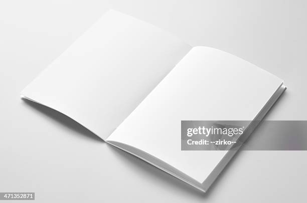 blank brochure - magazine photos et images de collection