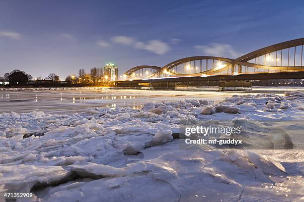 bridge in the hamburg harbour with floating ice. (elbbruecken) - stahlbau stockfoto's en -beelden