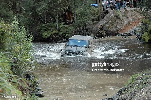 jeep jk wrangler mid stream in creek crossing - sunken car stockfoto's en -beelden