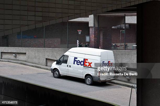 fedex - federal express stockfoto's en -beelden