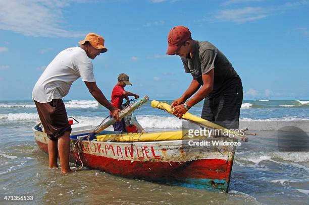 garifuna fisherman and sons bring in catch - honduras family stock pictures, royalty-free photos & images