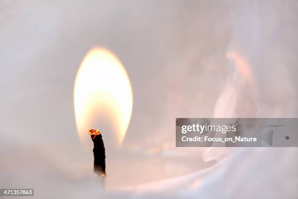 fiamma di candela, primo piano - candela foto e immagini stock