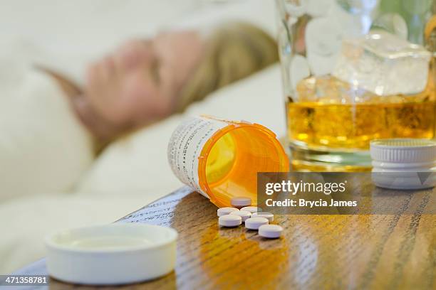 verschreibungspflichtiges medikament und alkoholmissbrauch horizontal - self harm stock-fotos und bilder