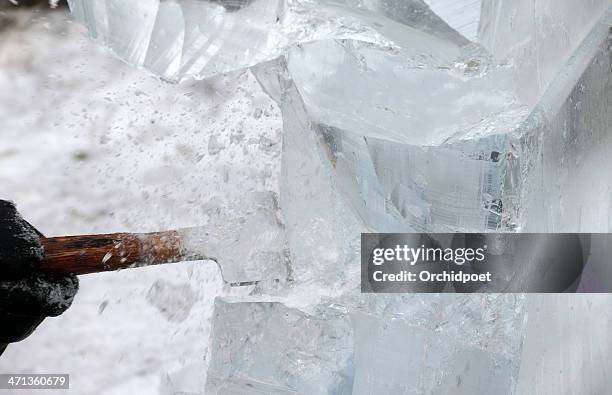 sculpturing ice - ice statue stockfoto's en -beelden