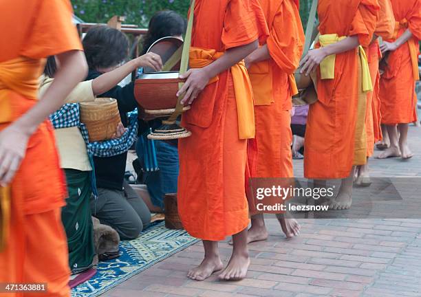 monjes reunir una limosna en luang prabang, laos - limosna fotografías e imágenes de stock