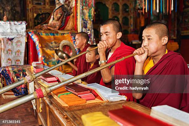 monjes tibetano medida durante puja - tibetano fotografías e imágenes de stock