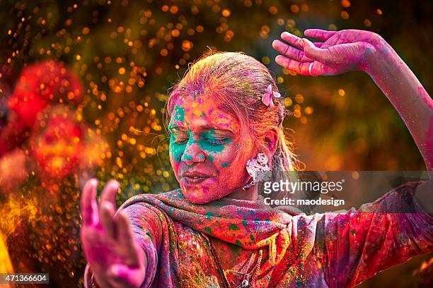 retrato de mujer india con cara de color bailar durante holi - espiritualidad fotografías e imágenes de stock