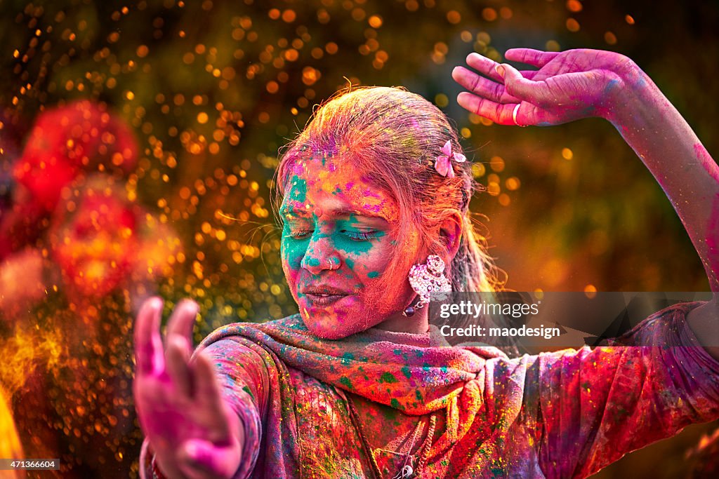 Ritratto di viso donna indiana con colori di danza durante Holi