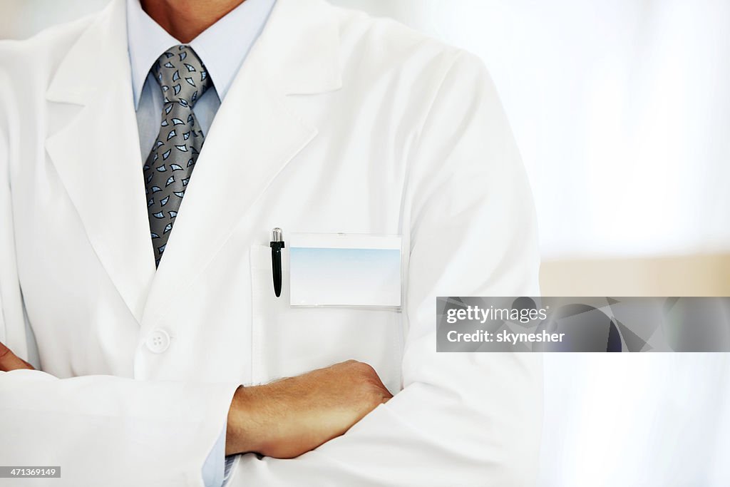 Médecin avec un vide étiquette porte-nom.