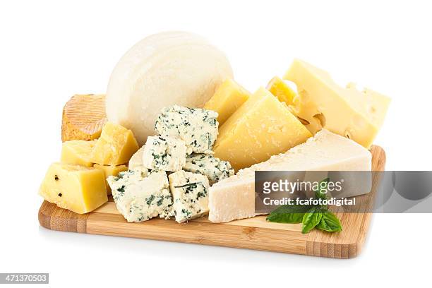 fromage planche de bois isolé sur fond blanc - cheese board photos et images de collection