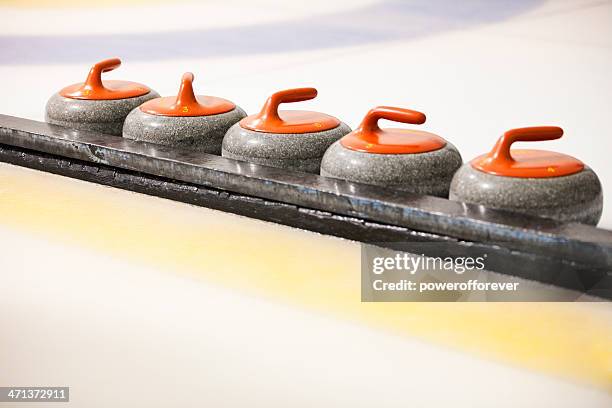 curling stones - curlingsteen stockfoto's en -beelden