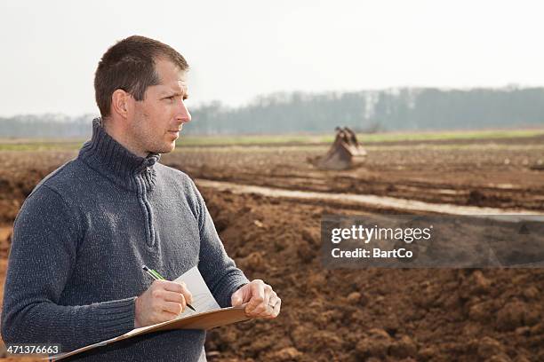 archaeologist at excavation site, looking away - geoloog stockfoto's en -beelden