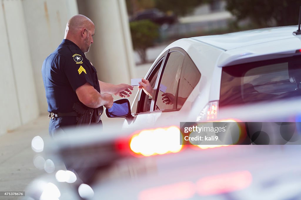 Polizisten Sie ein Fahrer für Ausweis