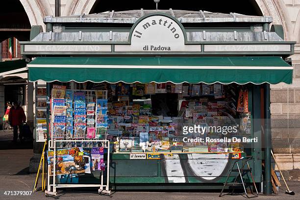 "il mattino" news stand - news stand stock pictures, royalty-free photos & images