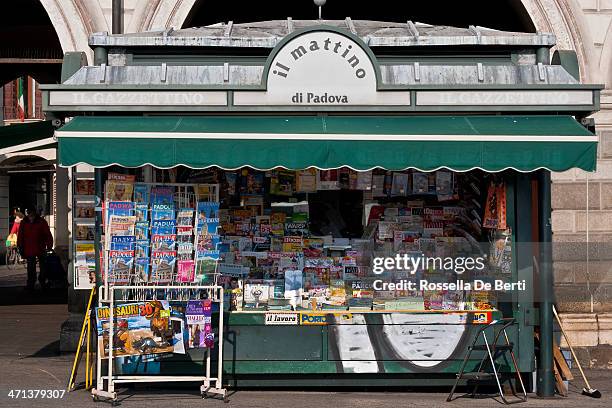 "il mattino" news stand - tidningsstånd bildbanksfoton och bilder