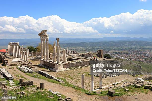 trajan-tempel in pergamos - pergamon stock-fotos und bilder
