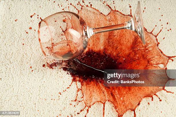 wine glass falls onto carpet - wine stain 個照片及圖片檔