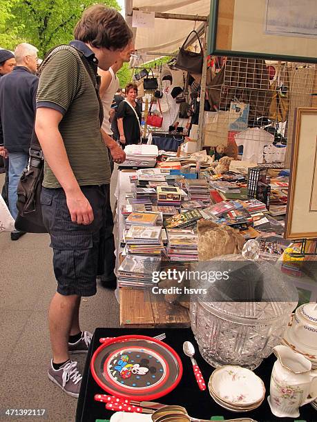 les personnes visitant grand marché aux puces de tiergarten berlin (allemagne) - dvd photos et images de collection