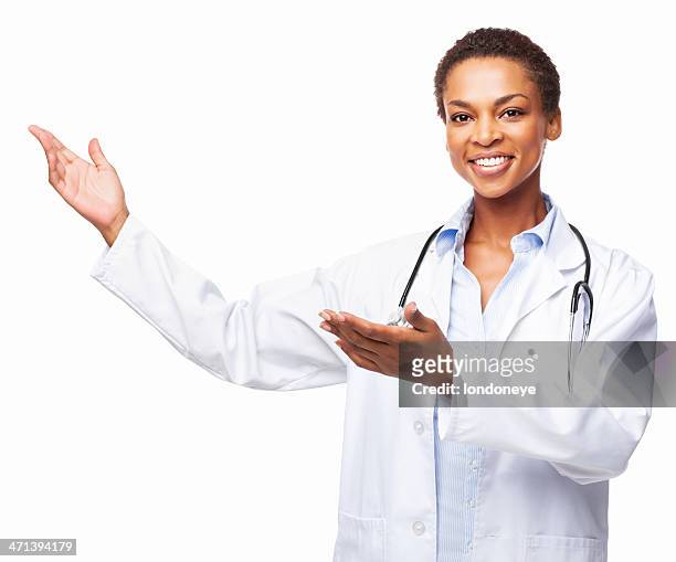 heureux afro-américain femme médecin présente quelque chose-isolé - blouse de laborantin photos et images de collection
